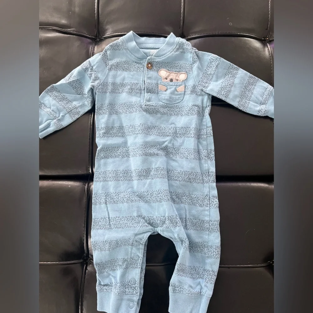 Carter's Bundle of 4 Baby Onesie- 6 months